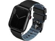 Apple Watch noire avec bracelet noir et détails bleus. La montre est inclinée sur fond noir.