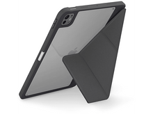 Charger l&#39;image dans la galerie, Tablette dans un étui noir, vue en angle. Logo Apple visible. Étui avec rabat.
