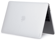 Charger l&#39;image dans la galerie, Un ordinateur portable argenté, fermé, avec le logo Apple visible. Le boîtier a une couverture transparente.
