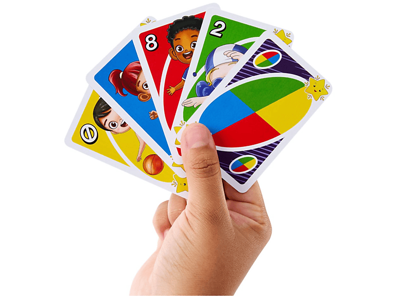 Main tenant des cartes Uno, avec personnages colorés et chiffres sur fond blanc.