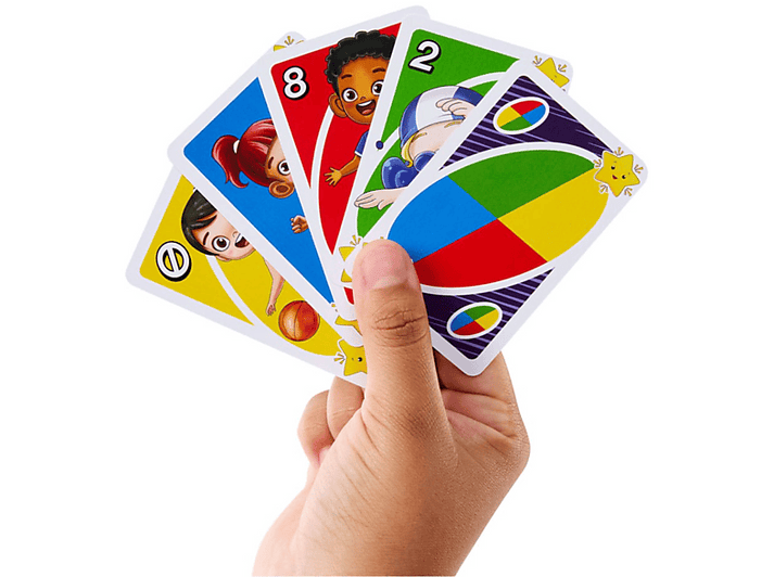 Main tenant des cartes Uno, avec personnages colorés et chiffres sur fond blanc.