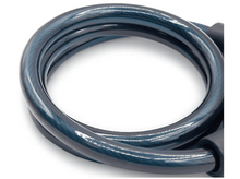 Charger l'image dans la galerie, Câble bleu enroulé, gros plan, sur fond blanc. Extrémités noires.
