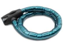 Charger l'image dans la galerie, Un antivol de vélo turquoise sur fond blanc. L'antivol est enroulé et possède un mécanisme noir.

