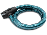 Un antivol de vélo turquoise sur fond blanc. L'antivol est enroulé et possède un mécanisme noir.