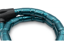 Charger l'image dans la galerie, Gros plan du câble en boucle d'un antivol de vélo turquoise. Le câble est épais et brillant.
