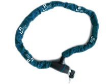 Charger l'image dans la galerie, Antivol de chaîne de vélo turquoise avec mécanisme de verrouillage noir et clés. Fond blanc.
