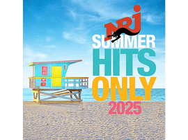 Scène de plage avec poste de sauveteur, logo NRJ, texte 