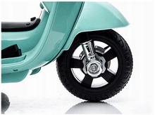 Charger l&#39;image dans la galerie, Gros plan sur la roue avant d&#39;un scooter turquoise, montrant le pneu et la suspension.
