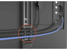 Charger l&#39;image dans la galerie, Gros plan : Câbles connectés à un téléviseur. Un câble est maintenu par un clip.
