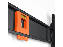 Charger l&#39;image dans la galerie, Support orange avec niveau. Il est monté sur un rail noir contre un mur blanc.
