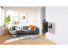 Charger l&#39;image dans la galerie, Un poêle à granulés noir avec une porte vitrée sur fond noir.
