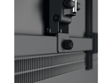 Charger l&#39;image dans la galerie, Support TV noir sur un mur. Détails du support sont visibles.
