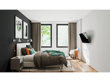 Charger l&#39;image dans la galerie, Chambre avec mur sombre, lit avec couverture verte, TV au mur.
