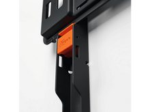 Charger l&#39;image dans la galerie, Support de montage noir avec mécanisme de verrouillage orange sur un mur blanc.
