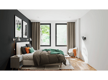 Charger l&#39;image dans la galerie, Chambre avec un lit, deux fenêtres, des rideaux et des œuvres d&#39;art. Une chaise blanche et une table de chevet sont également présentes.
