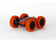 Charger l&#39;image dans la galerie, Voiture télécommandée orange et noire sur fond blanc. Quatre roues visibles.

