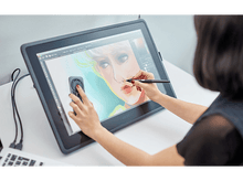 Charger l&#39;image dans la galerie, Femme dessinant sur une tablette de dessin numérique, avec un stylet et une molette de contrôle.
