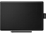 Tablette et stylet Wacom noirs, sur fond blanc. La tablette a une grille de points.