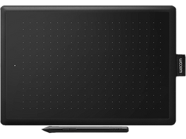 Tablette et stylet Wacom noirs, sur fond blanc. La tablette a une grille de points.