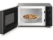 Charger l&#39;image dans la galerie, Micro-ondes noir avec la porte ouverte. Un plat avec des légumes à l&#39;intérieur.
