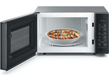 Charger l&#39;image dans la galerie, Un micro-ondes avec la porte ouverte, montrant un plat de ratatouille à l&#39;intérieur.
