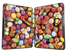 Charger l&#39;image dans la galerie, Une double page présente des étuis remplis de bonbons avec des bonbons colorés. Certains ont des formes différentes.
