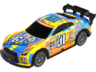 Voiture de course jouet, bleue et orange, avec autocollants et aileron.