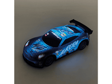 Charger l&#39;image dans la galerie, Une voiture de course jouet bleue avec un aileron noir, sur une surface avec de la lumière blanche.
