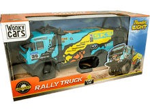 Charger l&#39;image dans la galerie, Un camion de rallye jouet est dans une boîte. Le camion est bleu et porte le mot &#39;RALLY TRUCK&#39;.
