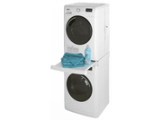 Lave-linge et sèche-linge empilés blancs. Serviettes et lessive sur le plateau latéral.