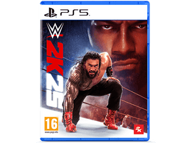 Pochette du jeu WWE 2K23 PS5, avec Roman Reigns. Il est dans un ring de catch, et une autre personne en arrière-plan.