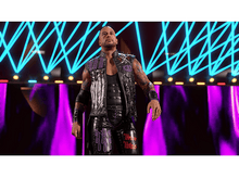 Charger l&#39;image dans la galerie, Un lutteur en cuir noir, debout dans une arène avec des lumières violettes et bleues.
