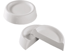 Charger l&#39;image dans la galerie, Trois plats en céramique blancs et arrondis. Deux sont entiers, un est coupé en deux.
