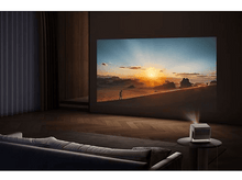 Charger l&#39;image dans la galerie, Un projecteur sur une table projetant une image d&#39;un paysage.
