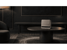 Charger l&#39;image dans la galerie, Salon moderne avec un petit purificateur d&#39;air sur une table.
