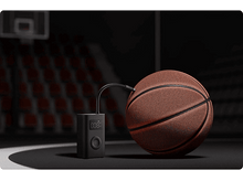 Charger l&#39;image dans la galerie, Une pompe à air noire est connectée à un ballon de basket. Scène : terrain de basket avec un panier en arrière-plan.
