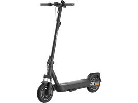 Une trottinette électrique Xiaomi noire. Elle a un câble rouge et un fond noir.