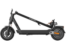 Charger l&#39;image dans la galerie, Trottinette électrique noire, vue latérale. Marque Xiaomi sur la potence.
