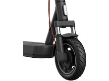 Charger l&#39;image dans la galerie, Gros plan sur la roue avant d&#39;une trottinette électrique noire. Le pneu a un motif de bande de roulement.
