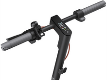 Charger l&#39;image dans la galerie, Guidon de scooter avec écran. Noir avec poignées grises. Fond blanc.
