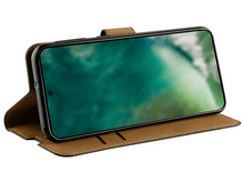 Charger l&#39;image dans la galerie, Téléphone dans un étui portefeuille marron, écran vers le haut.
