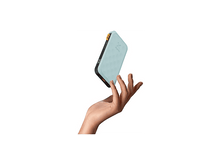 Charger l&#39;image dans la galerie, Main tenant une batterie externe bleu clair sur fond blanc.
