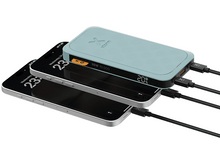 Charger l&#39;image dans la galerie, Trois téléphones noirs connectés à une batterie externe turquoise par des câbles de charge noirs, sur fond blanc.
