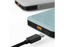 Charger l&#39;image dans la galerie, Gros plan sur une batterie externe bleue avec un câble branché et une autre floue.
