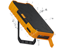 Charger l&#39;image dans la galerie, Batterie externe orange et noire avec poignée, gouttelettes d&#39;eau. Fond blanc.
