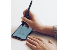 Charger l&#39;image dans la galerie, Une main écrivant &#39;Bonjour&#39; sur l&#39;écran d&#39;un téléphone avec un stylet.
