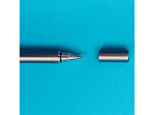 Charger l&#39;image dans la galerie, Stylet argenté avec capuchon sur fond bleu.
