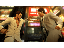 Charger l&#39;image dans la galerie, Deux hommes en costume se font face, les mains se touchent, enseignes au néon derrière, ville la nuit, scène de jeu.
