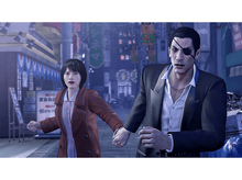 Charger l&#39;image dans la galerie, Un homme avec un cache-œil et une femme courant dans une rue, bâtiments de la ville, nuit, scène de jeu.
