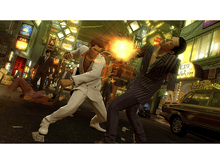 Charger l&#39;image dans la galerie, Deux hommes se battent, l&#39;un donne un coup de pied à l&#39;autre, enseignes au néon, d&#39;autres personnes regardent, rue de la ville, jeu.
